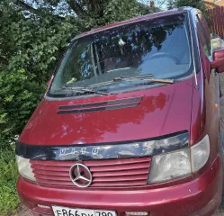 Автомобиль Mercedes-Benz модель Vito 108D, 1998 года выпуска VIN-номер VSA63806413172571, цвет: красный. Автомобиль находится в залоге у ПАО "Совкомбанк". Состояние: Аккумулятор разряжен. Заднее левое колесо спущено (прокол). С учетом устранения этих недостатков автомобиль на ходу.
