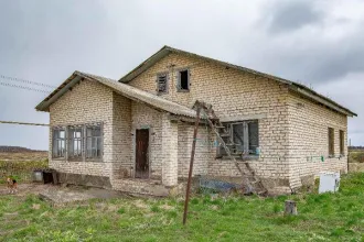 Земельный участок площадь 654,99 кв.м., с расположенным на нем зданием 85,4 кв.м. по адресу: Российская Федерация, Орловская область, м.р-н Болховский, с.п. Злынское, д. Татинки, ул. Каштановая, д.1 Лот №1: Объект 1. Земельный участок, категория земель: земли населенных пунктов, вид разрешенного…
