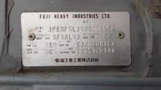 Subaru Forester, госномер У995КХ43, 1998 года выпуска, VIN: JF1SF5LJ4WG006652, цвет серебристый. Отсутствует двигатель, КПП, генератор, аккумулятор, радиатор, все системы обеспечения работы двигателя. Передняя правая фара сломана, передний бампер сломан, пробито левое переднее колесо, трещина на…