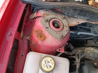 Mazda 3 2007 года, 150 л.с., пробег 214306 км. VIN JMZBK12F681598912, объем двигателя 1999 куб. см, масса 1320 кг, левый руль, бензиновый двигатель. Имеются сколы, царапины, коррозия, колеса спущены, аккумулятор разряжен.