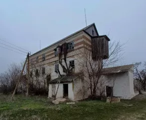 Здание кад. № 26:09:020901:8, пл. 1488.60 кв. м. по адресу СК, Туркменский район, с. Камбулат, МТФ №2.