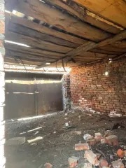 Жилой дом площадью 41.8 кв. м по адресу: Кемеровская область, г. Прокопьевск, ул. Демьяна Бедного, д. 9. Кадастровый номер: 42:32:0102005:12672. Земельный участок, на котором расположен дом, не входит в состав продажи и не принадлежит продавцу на праве собственности.