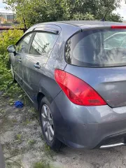 PEUGEOT 308, 2008 Автомобиль марки «Пежо 308» («PEUGEOT 308»), государственный регистрационный знак А718УН51, темно-серого цвета, 2008 года выпуска. VIN: VF34C5FWF55252203 Ключ от автомобиля с брелоком сигнализации и СТС 99 49 № 680243 в наличии. ПТС отсутствует. Царапины, потертости, сколы…