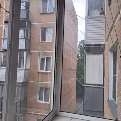 Квартира 28,5 кв.м, Новосибирская обл., 1 комн. по адресу: Новосибирская область, р-н Искитимский, р.п. Линево, пр-кт Мира, д.30, кв.53 (54:07:020102:1178). Вид права: общая совместная собственность. Находится в залоге у ПАО «Сбербанк». Цена: 1 778 400 руб.