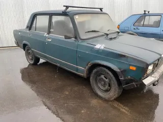 ВАЗ-21074, 2004 г.в., VIN: XTA21074041950680, без госномера. Кузов зеленого цвета, на переднем бампере трещина, передняя правая фара разбита. Зрительно 4 колеса приспущены, рабочее состояние не проверялось (Уведомление №2677 К от 13.10.2025 г.).