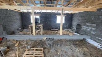 Земельный участок площадью 700 кв.м и объект незавершенного строительства в Соль-Илецке по адресу: Оренбургская область, г. Соль-Илецк, ул. Гумилёва. Кадастровый номер участка: 56:47:0101023:867. Объект незавершенного строительства жилого назначения, площадью застройки 98.5 кв.м, в 1 этаж…