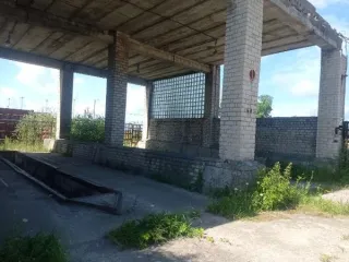 Земельный участок 810 кв.м и здание 409 кв.м, Калининградская область. Категория земель: земли населенных пунктов; вид разрешенного использования: для нужд министерства обороны. Кадастровый номер участка: 39:14:010356:133. Здание нежилое, наименование: контрольно-технический пункт, назначение…