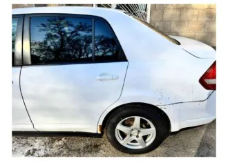 Nissan Tiida 2007 года, 109 л.с., пробег 300000 км. Автомобиль Nissan Tiida Latio, цвет белый, ПТС 25 УВ 315859, государственный номер К985АН125, страна-изготовитель Япония, разрешенная максимальная масса 1475 кг, масса без нагрузки 1200 кг.