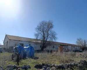Здание кад № 26:09:020821:94 площадью 83.70 кв. м и земельный участок кад №26:09:020108:6 площадью 30044.00 кв. м по адресу: Ставропольский край, Туркменский район, село Камбулат, улица Комарова, дом 18.