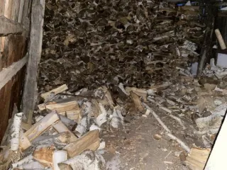 Береза колотая 43.028 м³ в виде поленьев. Количество и породный состав древесины: береза колотая 43.028 куб.м.