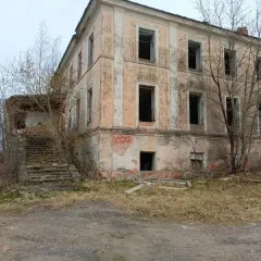 Нежилое здание 1382,6 кв.м., ЗУ 1716 кв.м., Псковская область, Плюсский округ, нежилое здание с кадастровым номером 60:16:0010407:58, площадью 1382,60 кв.м., местоположение: Псковская область, Плюсский муниципальный округ, р.п.Плюсса, ул.Совхозная, д.6 и земельный участок из земель населенных…