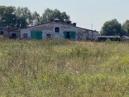 Нежилые здания: 
Коровник - 1 098,1 кв. м, кадастровый номер 67:03:1620101:512,
Сенной склад - 1 083 кв. м, кадастровый номер 67:03:1620101:391, 
Силосная траншея - 1 014,9 кв. м, кадастровый номер 67:03:1620101:514, 
Телятник - 628,9 кв. м, кадастровый номер 67:03:1620101:526,
Склад - 410,7…