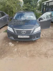 Toyota Camry 2014 года, госномер Е570СМ21, VIN XW7BF4FK80S066283, цвет черный металлик, следы коррозии на передней правой двери.