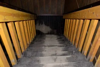 Административное здание, кад.№ 51:01:0101002:104, S=372,2 кв.м.; Склад - часть здания, кад.№ 51:01:0101002:123, S=427,7 кв.м.; здание гаража, кад.№ 51:01:0101002:89, S=1798,7 кв.м.; Земельный участок, кад.№ 51:01:0101002:6, S=4725 +/- 24,06 кв.м.; Беседка-гриль; Сторожка из бруса; Видеорегистратор…