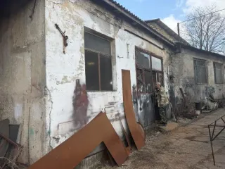 Нежилые здания 1669,1 кв.м и земельный участок 3415 кв.м, Республика Крым, г. Симферополь. Объекты недвижимого имущества (нежилые здания), переданные в пользование по договору аренды ООО «Технопарк» (ОГРН 1169102081411) до 25.10.2026 с расположенным под ними земельным участком по адресу: Республика…