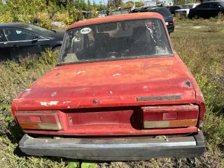 Автомобиль ВАЗ 2107, 2003 года выпуска, красного цвета. Государственный номер С043НК/161 регион. VIN: XTA21074031768314. Объем двигателя 1.5 л. Имеет признаки эксплуатации, видимые дефекты и механические повреждения. Возможны скрытые повреждения и дефекты.