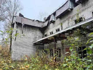 Нежилое здание: здание бывших детских яслей №1 Площадь 721 кв м Кадастровый номер 50:05:0110209:19 Адрес Московская область р-н Сергиево-Посадский г Краснозаводск ул 1 Мая д 29 Земельный участок площадью 4230 кв м Кадастровый номер 50:05:0110209:1 Адрес Местоположение установлено относительно…