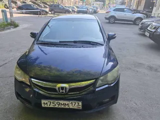 Honda Civic, 2008 год, VIN JHMFD36209S201600, гибридный двигатель. Авто имеет следующие повреждения: отходит пластиковая накладка на порог, задний бампер с задней стороны прикручен на саморезы, бампер сзади слева поцарапан, левая задняя фара разбита, левая задняя арка имеет небольшую коррозию…