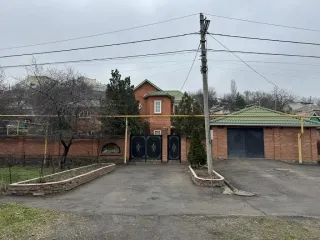 1/2 доли жилого дома 167,2 кв. м и 1/2 доли земельного участка 694 кв. м, Новочеркасск, Ростовская обл. 1/2 доли в праве собственности на жилой дом - 167,2 кв. м, 1/2 доли в праве собственности на земельный участок - 694+/-5 кв. м, адрес: Ростовская обл., г. Новочеркасск, Железнодорожная ул., д…