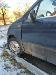 Дэу матиз, vin: xwb4a11cd8a188627, 2008 г.в. Автомобиль на ходу, не заводится. Состояние плохое, автомобиль требует больших вложений. Приемная труба двигателя сгнила и отвалилась. Пороги, двери и дно со сквозной коррозией. Обогрев заднего стекла не работает. Аккумулятор нерабочий. Шины только…