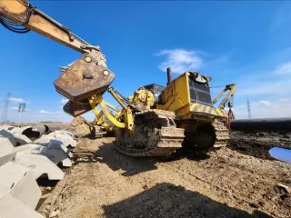 Экскаватор гусеничный Hyundai R300LC-9SH, заводской номер HHKHZ808LE0000183, 2014 год выпуска, госномер 58 УЕ 9248 (63 СВ 9366). Экскаватор гусеничный Hyundai R300LC-9S, заводской номер HHKHZ810LE0001178, 2014 год выпуска, госномер 58 УЕ 9241 (63 СВ 9362). Трактор ДТ-75 ДЕРС2 с буровой установкой…