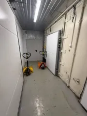 Оборудование для сыроварни в составе 55 позиций, де-факто входящее в состав и являющееся частью единого производства, расположенного по адресу: Вологодская область, Череповецкий район, Нелазское сельское поселение, деревня Шулма, улица Школьная, дом 10. Точное наименование, состав и количество…