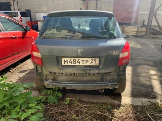 Skoda Fabia 2010 года, цвет темно-серый, VIN XW8EH45JXBK503716, госномер М484ТР29. Пробег 182 000 км. Имеются повреждения кузова.