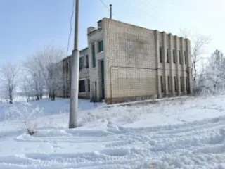 Здание администрации (контора) 600 кв.м., с. Колос. Объект на кадастровом учете не стоит (не зарегистрирован в ЕГРН). Ознакомление с имуществом осуществляется по предварительной записи по тел. +7-987-327-18-88.