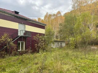 Административное здание 992,2 кв. м, право аренды участка 3559 кв. м, Республика Хакасия. Административное здание, общежитие на 48 мест, назначение: нежилое помещение, 3-х этажное, общей площадью 992,2 кв. м, адрес (местонахождение) объекта: Республика Хакасия, г. Саяногорск, пгт. Майна…