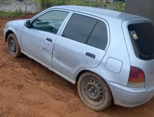 Toyota Starlet 1997 года, 88 л.с., пробег 385 655 км. Госномер P230ЕХ159, VIN: ЕР910233353, двигатель: 4Е 2152105, объем 1.3 л (1331 см³), цвет серебристый, МКПП. Состояние: требуется ремонт кузова (коррозия, лопнувшие передние стаканы, гнилые лонжероны крепления балки). Мотор и подвеска требуют…