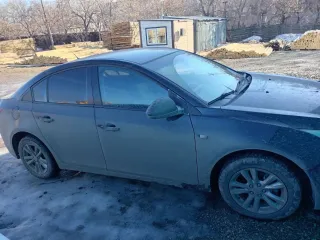 Chevrolet Kliq Cruze, 2013. Автомобиль марки/модели ШЕВРОЛЕ/CHEVROLET KLIJ CRUZE VIN:XUFJA695JD3063112, 2013 г.в., находится в залоге у АО «Кредит Европа Банк» (ИНН 7705148464, ОГРН 1037739326063).