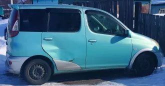 Автомобиль Toyota Funcargo, 2002 года выпуска, цвет голубой, правая задняя дверь помята, на ходу, требует небольшого ремонта