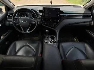 Toyota Camry 2021 года, 249 лс, 253400 км, АКПП, гос.рег.знак Н101ХХ98, VIN XW7BZ3HK60S116340, 2021г.в., мощность двиг., л.с. (кВт): 248,8 (183), цвет: белый перламутр с черной крышей.