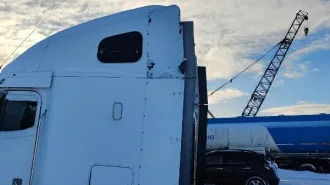 Freightliner Columbia 2003 года выпуска. Грузовой тягач седельный Freightliner Columbia 6x4, цвет белый, коррозия, ржавчина на переднем бампере, не на ходу (со слов владельца). Работоспособность не проверялась. Расположен по адресу: г. Мурманск, ул. Кильдинское шоссе, д. 2. VIN: 1FUJA6CG54LM10688.