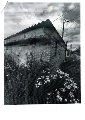 Нежилое здание гаража, 29,6 кв.м, Ростовская область, Новошахтинск, 2003 нежилое здание гаража, площадью 29,6 кв.м (земельный участок площадью 30 кв.м.), по адресу: Ростовская обл., г. Новошахтинск, ул. Кузнецкая, 47А, ряд 6, гараж № 1 нежилое здание. Этажность здания: 1.  Год завершения…