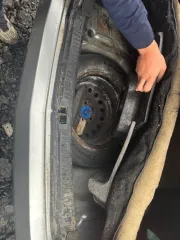 Nissan Primera 2006 года, VIN: SJNBAAP12U2291188, госномер Т723ВВ774. Автомобиль в среднем состоянии, на ходу. Имеются коррозия в некоторых местах, содрана краска на передней правой двери, вмятина на передней левой двери, сколы на кузове. Выполнены работы: замена сцепления, установлены новые…