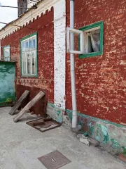 Жилое здание, площадь: 53,2 кв.м., кадастровый номер: 61:40:0010139:369 и земельный участок, площадь: 697 кв.м., категория земель: Земли населенных пунктов, разрешенное использование: для ведения личного подсобного хозяйства, кадастровый номер: 61:40:0010139:201. Адрес: Ростовская область, р-н…