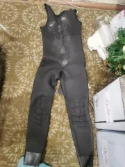 Комплект для дайвинга SCLAPEZ AQUA DISCOVERY: костюм для дайвинга черного цвета марки SCLAPEZ - 1 шт., перчатки к костюму для дайвинга SARGAN - 1 пара, носки к костюму для дайвинга марки SARGAN - 1 пара, ласты марки GRESSI - 1 пара, пояс резиновый для грузов с карабином (7 крюков) - 1 шт., четыре…