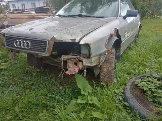 Audi 80 1992 года выпуска, VIN WAUZZZ8CZNA194060, цвет белый (серебристый), двигатель отсутствует.