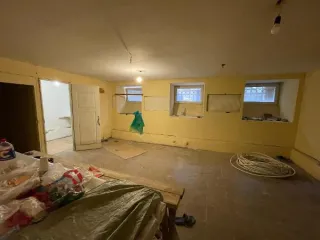 Нежилое помещение 84.3 кв.м в Санкт-Петербурге по адресу: пер. Басков, д. 10, литера А, пом. 2-Н. Назначение: нежилое, этаж: подвал, кадастровый номер 78:31:0001215:2467. Право собственности подтверждается записью в ЕГРН от 10.03.2011 № 78-78-42/020/2011-017.