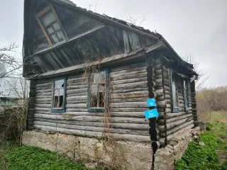 Земельный участок площадью 1220 кв.м с хозяйственной постройкой 22 кв.м по адресу: Ленинградская область, Сланцевский район, город Сланцы, улица Льва Толстого, 16. Материал стен: деревянные, 1 этаж, назначение: нежилое. Кадастровые номера: 47:28:0301044:428 (земля), 47:28:0301044:433 (здание).
