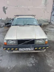 Volvo 740, 1987 года, 100 лс, VIN YV1744833H2090632, гос рег. номер О 742 УО 154. Автотранспортное средство находится в условно пригодном техническом состоянии – автомобиль не на ходу, требует ремонта/замены стоек, подшипников, рулевых тяг, тормозных колодок, тормозных суппортов, заднего моста…