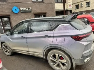 Gelly Coolray 2023, легковой автомобиль, серый, г/н С292РС43, VIN LB37622Z7PX625295, на заднем бампере с правой стороны имеется царапина. Местонахождение: Кировская область, г. Киров, Заготзерновский проезд, д. 14. Вид права – собственность, обременение – аресты.