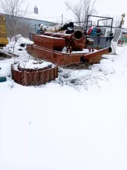 Гидромонитор ГМ-1 (б/у), год выпуска 2009. Головной реф. понтон к гидромонитору ГМ-1 (2 шт.). Катер БМК-130 (б/у). Понтон грунтовозный ПГ-10. Концевой реф. понтон к гидромонитору ГМ-1 (2 шт.). Понтон рефулерный с шарнирным соединением (8 шт.). Роликоопора (14 шт.). Тумба для понтона (7 шт.)…