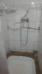 Комната 12.4 кв.м в Саратове, ул. Тверская, д. 38а, кв. 9, ком. 1. Многоквартирный дом, 5 этаж, 1963 года постройки. Конструкции: кирпичные стены, ж/б перекрытия и фундамент, рулонная кровля. Состояние здания хорошее, в комнате требуется ремонт. Доля в праве 1/6. Обременения: общая долевая…