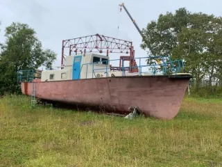 Разъездной катер проекта 371У 1991 года выпуска. Бортовой номер 860, заводской номер М-43708. Находится по адресу: Камчатский край, г. Петропавловск-Камчатский, ул. Кавказская, д. 1а.