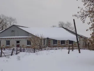 Здание нежилое общей площадью 397,9 кв.м с кадастровым номером 45:04:012101:184 одновременно с земельным участком площадью 2261 кв.м с кадастровым номером 45:04:012101:486 с видом разрешенного использования – деловое управление, расположенные по адресу: Курганская обл., Далматовский р-н, с…