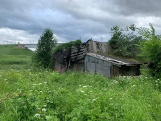 Земельный участок 805 кв.м. и жилой дом 28,2 кв.м., Новгородская обл. Земельный участок, площадь 805 кв.м., адрес (местонахождение): Россия, Новгородская, Маловишерский, д. Мстинский Мост, Набережная, дом 2а, кадастровый (условный) номер: 53:08:0102101:160, вид собственности: индивидуальная, Жилой…