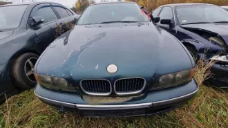 Автомобиль марки BMW 520i, 1999 г.в., VIN WBADM11010GP11463, рег. №GDD637. Имеются повреждения: одно зеркало сломано, дверь водителя оклеена черной пленкой (стекло отсутствует), имеется вмятина на задней двери, колеса спущены, по всему кузову потертости и сколы, ключи отсутствуют. Имущество…