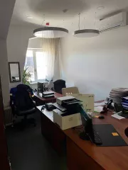 имеется определение АС Московской области от 26.03.2024г. Ретро фотографии в раме 7 шт. Мебель мягкая иск. кожа Шкаф для документов 2 полки Стол журнальный Стол руководителя  комплект  Клавиатура, мышь НП Клавиатура Леново Кресло руководителя Стулья для переговорной Канц.набор руководителя…
